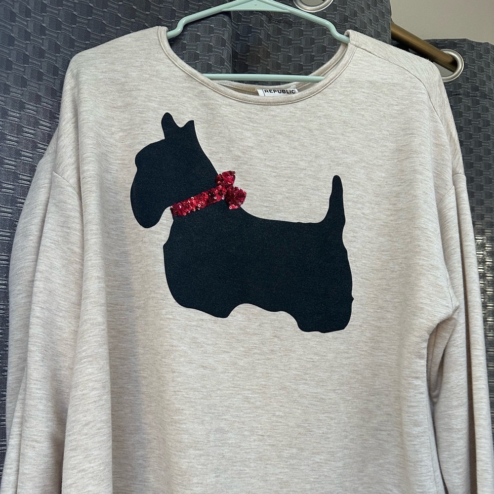 Cute beige color fall sweatshirt